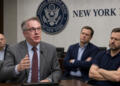 Funcionario habla ante un micrófono en la Reserva Federal de Nueva York.
