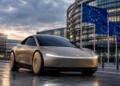 Cybercab de Tesla frente a banderas de la Unión Europea al atardecer.