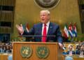 Donald Trump en el podio de la ONU con banderas de Irán y Cuba al fondo.