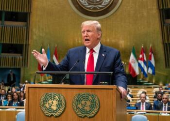Donald Trump en el podio de la ONU con banderas de Irán y Cuba al fondo.