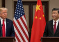 Donald Trump y Xi Jinping en estrado con micrófonos frente a banderas de EE. UU. y China.