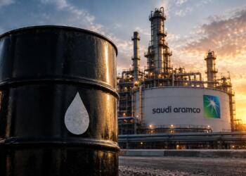 Barril de petróleo frente a una instalación de Saudi Aramco.