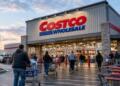 Entrada de Costco con compradores y carritos frente a la tienda