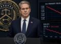 Funcionario del Departamento del Tesoro frente a pantallas con datos de bonos y divisas.