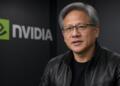 Jensen Huang, CEO de Nvidia, con su característico estilo frente al logotipo corporativo.