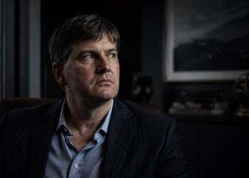 Retrato de Michael Burry en una oficina oscura y profesional