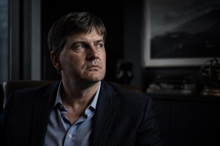Retrato de Michael Burry en una oficina oscura y profesional