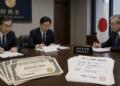 Funcionarios japoneses firman documentos financieros junto a bonos y la bandera nipona.