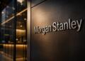 Nombre de Morgan Stanley en relieve sobre una pared corporativa.