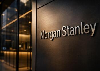 Nombre de Morgan Stanley en relieve sobre una pared corporativa.