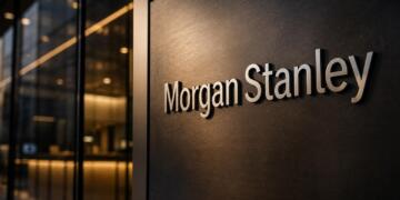Nombre de Morgan Stanley en relieve sobre una pared corporativa.