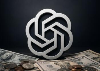 Logotipo de OpenAI acompañado por dinero en una composición editorial.