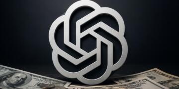 Logotipo de OpenAI acompañado por dinero en una composición editorial.