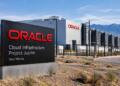 Centro de datos de Oracle en Nuevo México con montañas al fondo.