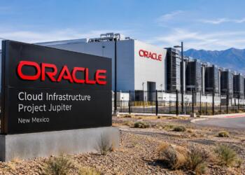 Centro de datos de Oracle en Nuevo México con montañas al fondo.