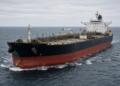Gran petrolero de transporte navegando en mar abierto con casco negro y rojo