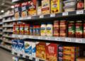 Estanterías de supermercado con productos y etiquetas de precios visibles