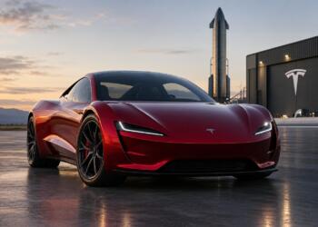 Tesla Roadster rojo frente a un hangar de SpaceX y un cohete.
