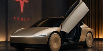 Cybercab de Tesla con puerta abierta frente al logo de la marca.