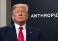 Donald Trump de frente junto al logotipo de Anthropic en fondo oscuro.