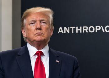 Donald Trump de frente junto al logotipo de Anthropic en fondo oscuro.
