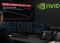 Operador observa pantallas con alertas sobre la venta de acciones de Nvidia por un director.