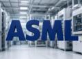 Logo de ASML con volumen frente a sala limpia de semiconductores.