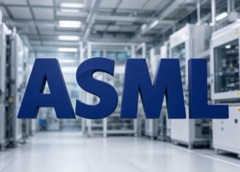 Logo de ASML con volumen frente a sala limpia de semiconductores.