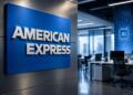 Logotipo de American Express junto a un panel tecnológico de inteligencia artificial.