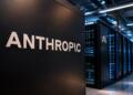 Logotipo de Anthropic frente a servidores de inteligencia artificial.