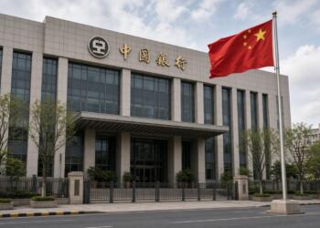 Edificio del Banco de China con bandera china izada al frente.
