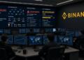 Operadores de Binance monitorean pantallas con datos de un ataque informático y fondos.