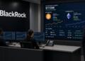 Operadores observan pantallas en BlackRock con datos de reservas de Bitcoin y Ethereum.