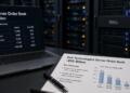 Una computadora portátil y un documento con datos de la cartera de pedidos de Dell Technologies
