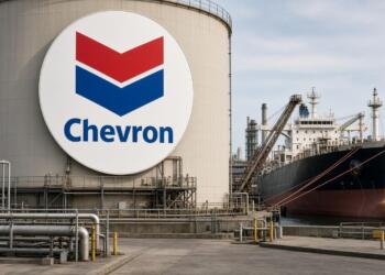 Tanque de Chevron con logo y buque tanque en terminal de exportación