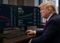Donald Trump observa pantallas con cotizaciones de acciones de Micron y Meta en una oficina