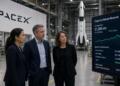 Tres ejecutivos observan una pantalla con datos de reservas de Bitcoin en SpaceX.