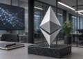 Logo de Ethereum sobre base en oficina tecnológica moderna.