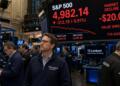 Analistas observan pantallas con la caída del S&P 500 y pérdida de valor bursátil.