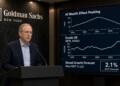 Un orador presenta datos económicos de Goldman Sachs sobre el efecto riqueza de la IA