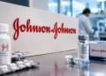 Logotipo de Johnson & Johnson junto a productos farmacéuticos.