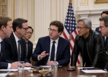 Líderes de la industria tecnológica discuten sentados alrededor de una mesa ejecutiva.