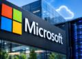 Logotipo de Microsoft junto a servidores de computación en la nube.