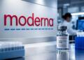 Logotipo de Moderna junto a un vial de su vacuna experimental contra el cáncer.
