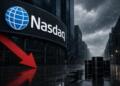 Edificio Nasdaq con flecha roja bajista, barriles de petróleo y red de IA.