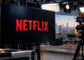 Logotipo de Netflix en una pantalla dentro de un estudio audiovisual.