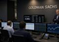 Operadores observan pantallas con rendimientos del Tesoro en oficinas de Goldman Sachs.