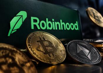 Logotipo de Robinhood junto a monedas de Bitcoin y Ethereum físicas.