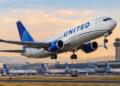 Avión de United Airlines despega mientras otros esperan en el aeropuerto.