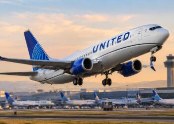 Avión de United Airlines despega mientras otros esperan en el aeropuerto.